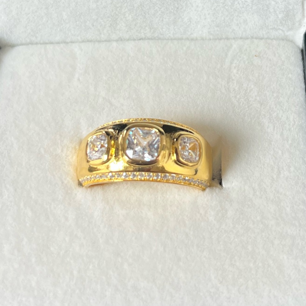 Elegant Gold plated Ring with simulated diamonds size 7